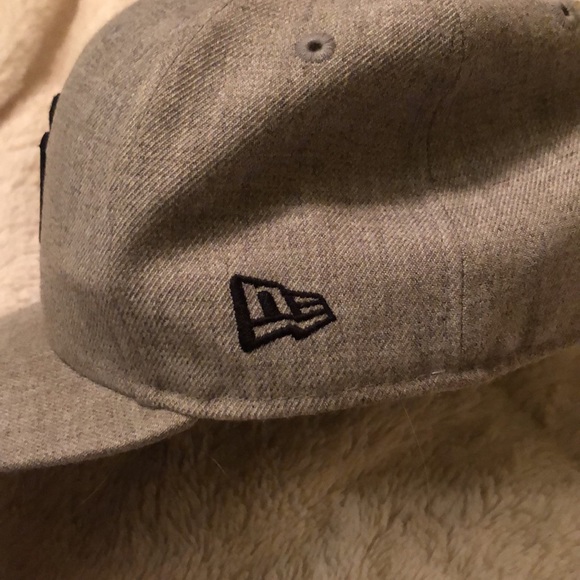 New York Yankees grey hat. Never been used. 7 1/8th 59 fifty 56.8cm - Picture 3 of 4